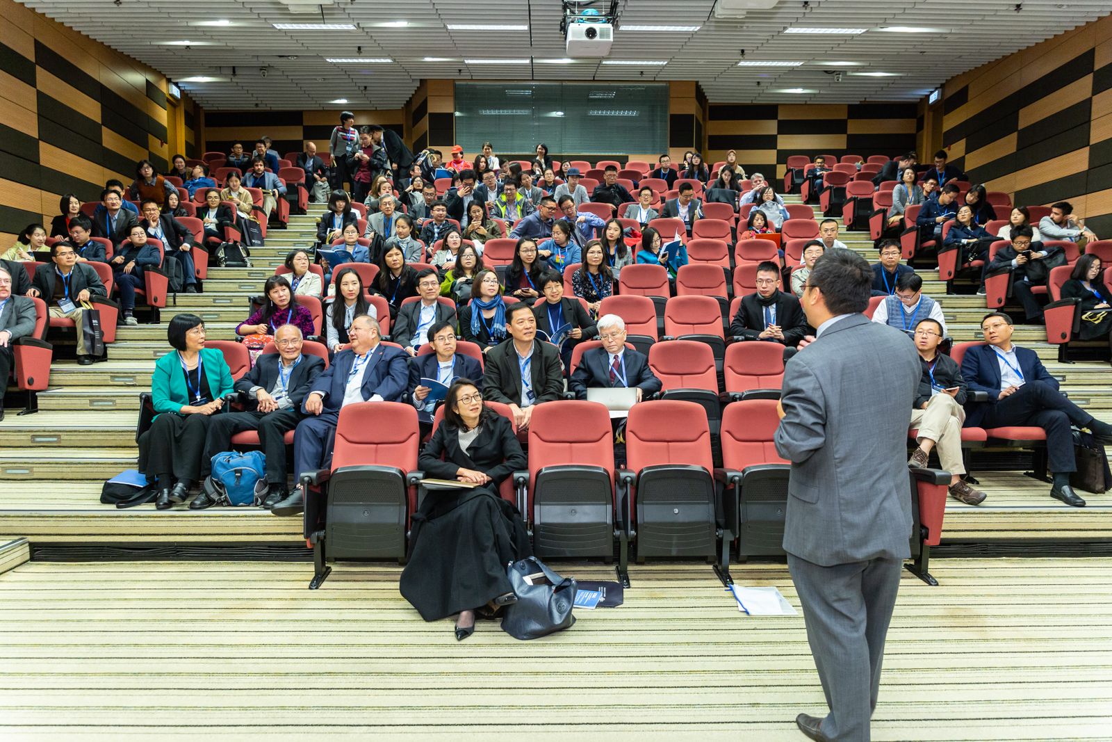 Profissionais conversando em um escritório claro durante uma reunião de orientação de carreira