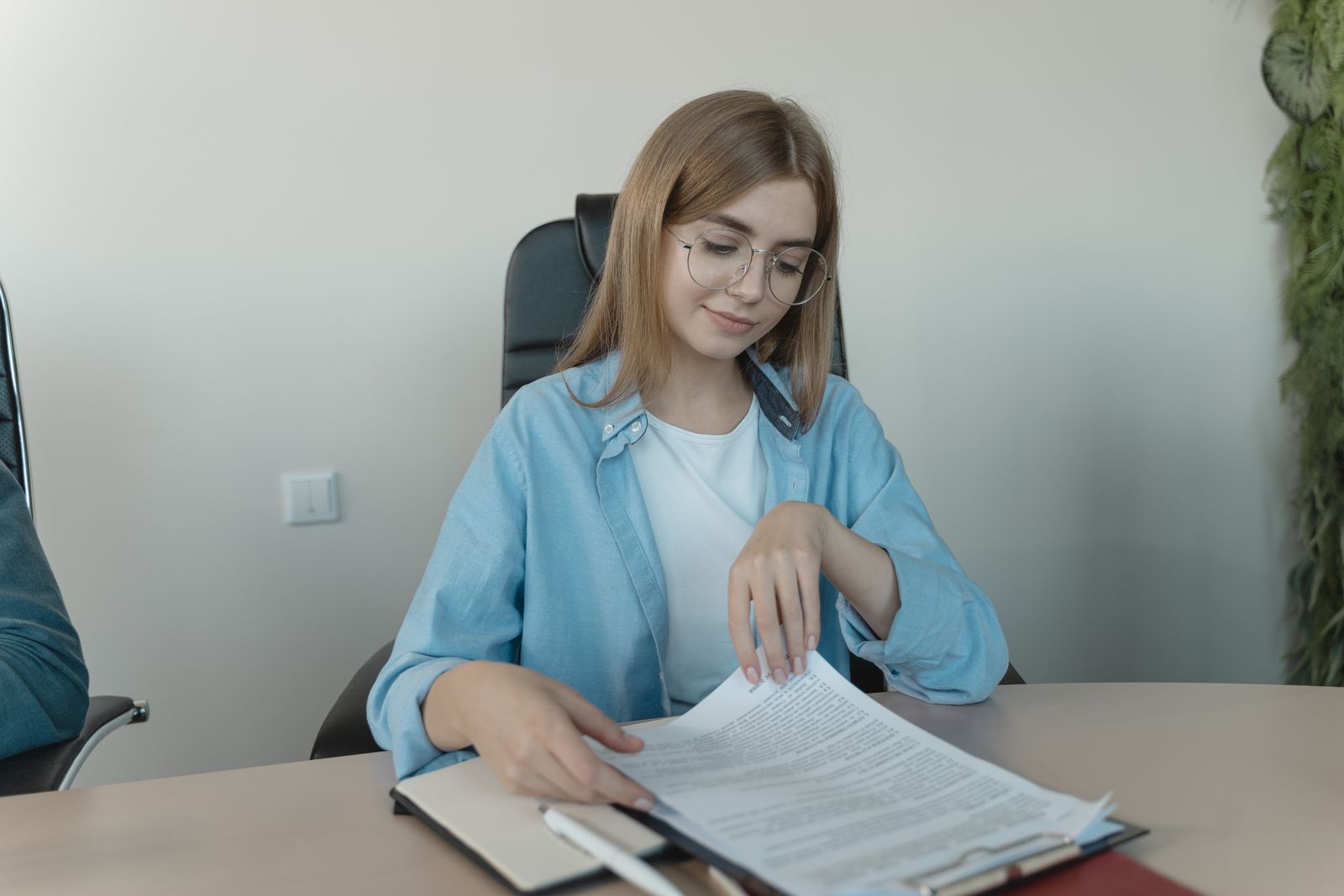 Profissional explicando um cronograma de desenvolvimento em um quadro